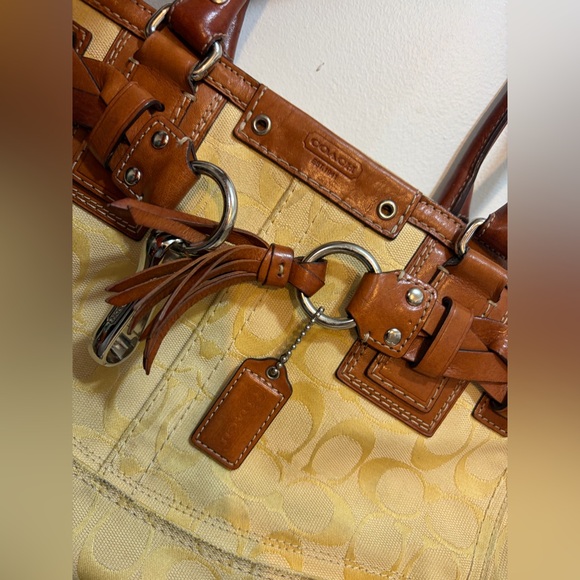 Coach Hampton Signature Yellow Braided
Tote vintage - Picture 5 of 15